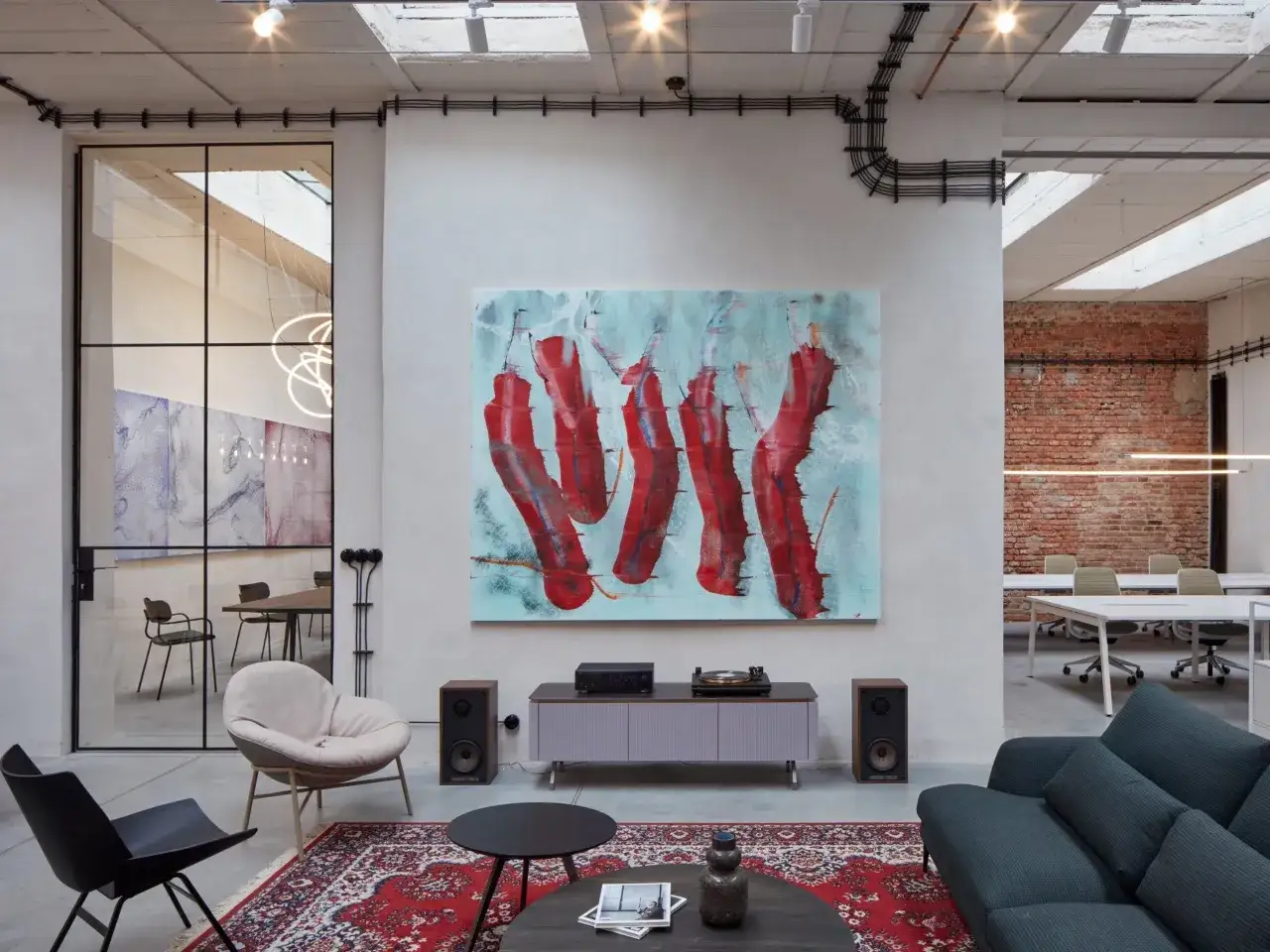 Nowoczesne wnętrze z betonem na ścianie, abstrakcyjnym obrazem i wygodnymi meblami.