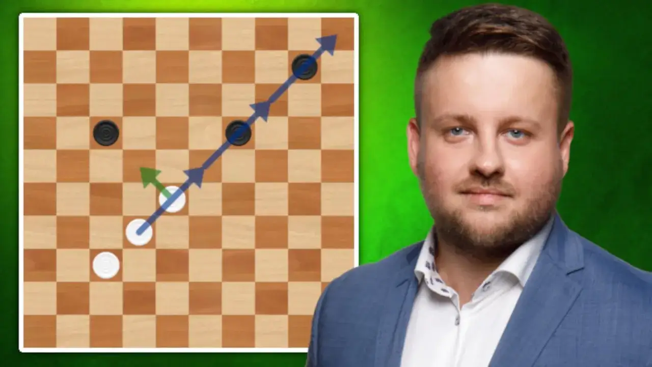 Plansza do gry w warcaby z zaznaczonymi ruchami pionków i mężczyzna w garniturze.