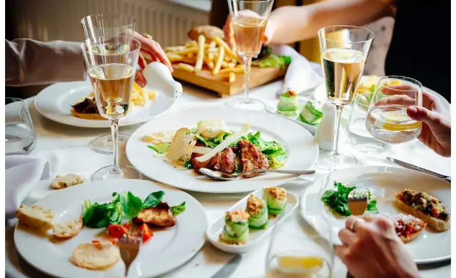 Gdzie zjeść w Mosznej? Odkryj najlepsze lokale i smaki regionu