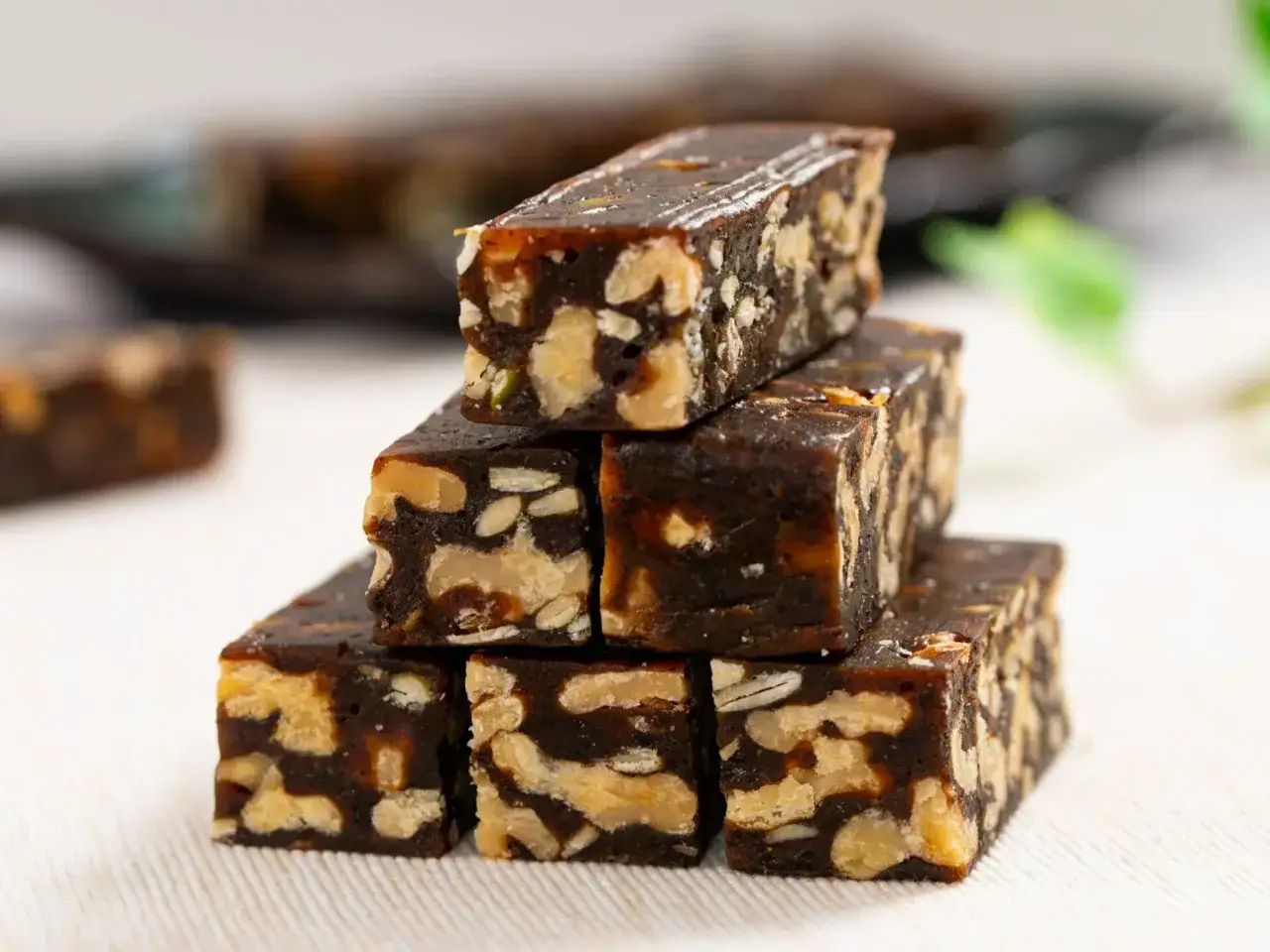 Przepis na zdrowe batony z orzechami i suszonymi owocami. Idealne na szybką przekąskę.