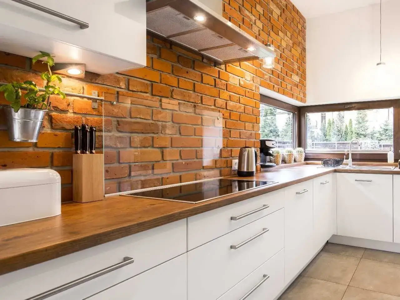 Ściany w kuchni: Płytki, szkło, farby jaki materiał wybrać?