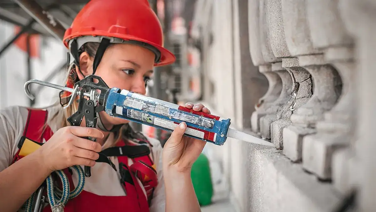 Jak włożyć tubę do pistoletu do silikonu - proste kroki i porady