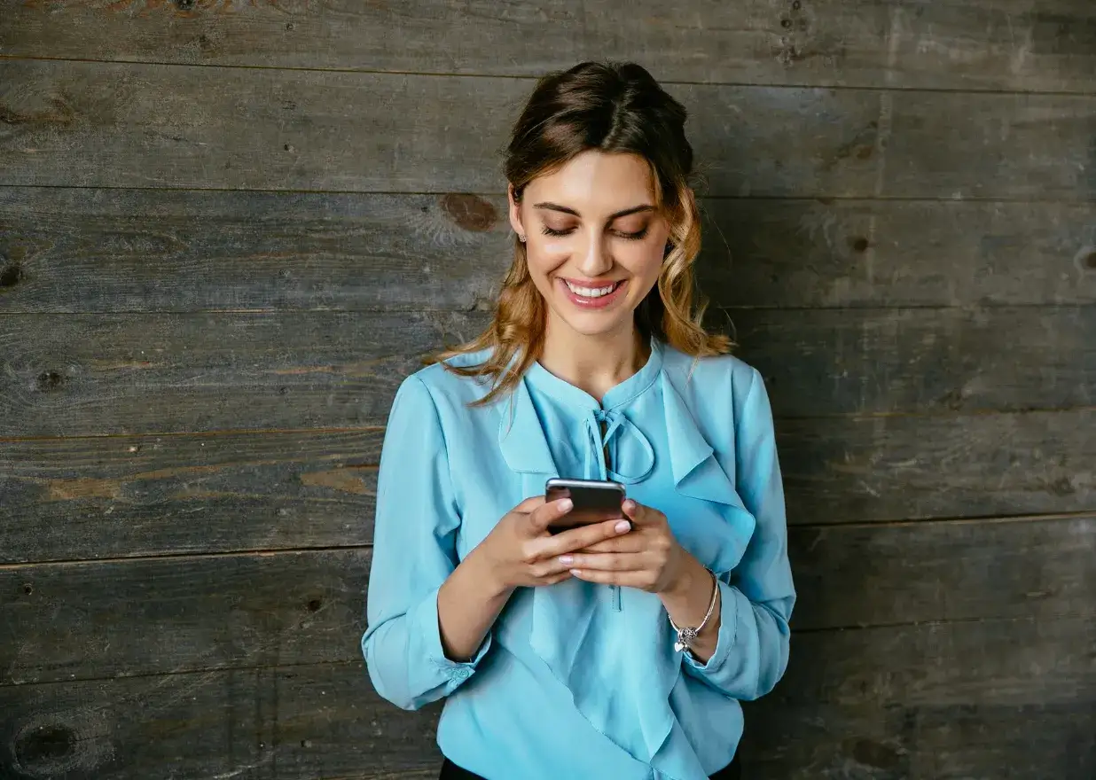 Jaka bluzka pod żakiet? Przewodnik po stylizacjach na każdą okazję