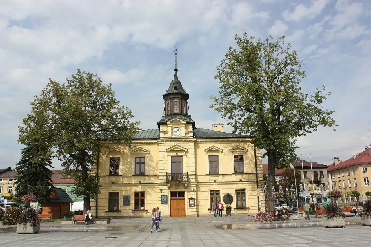 Rynek w Nowym Targu z ratuszem i fontanną. Wspaniałe atrakcje dla każdego turysty.