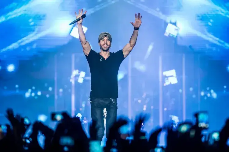 Ile trwa koncert Enrique Iglesias? Planuj swój wieczór!