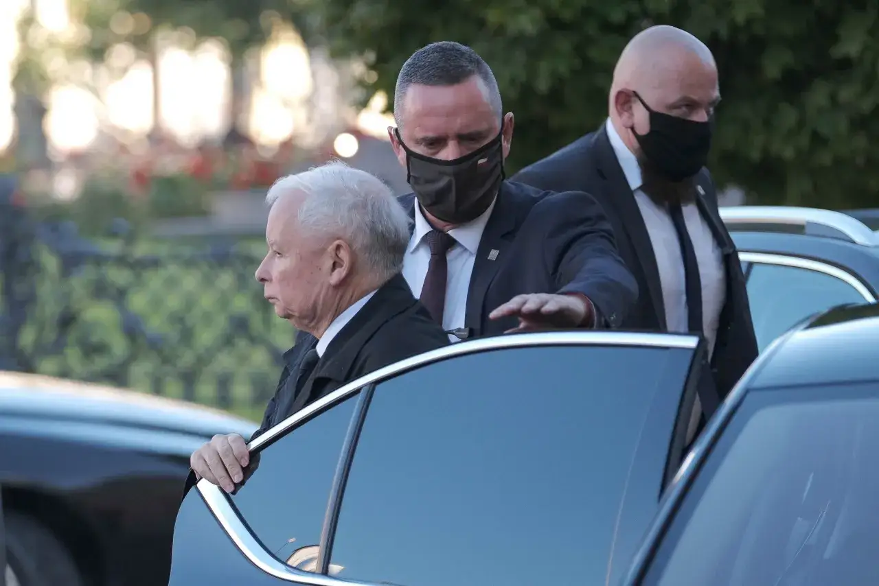 Czy Kaczyński ma prawo jazdy? Zaskakujące fakty o jego uprawnieniach