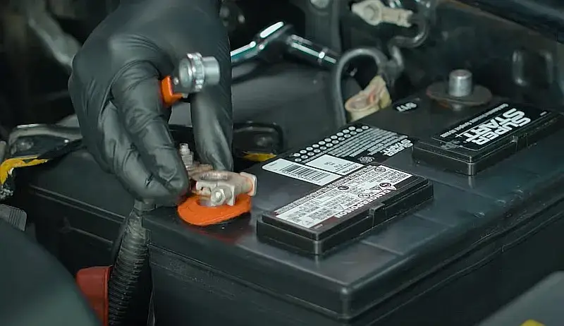 Jak odłączyć akumulator w samochodzie z komputerem bez problemów?