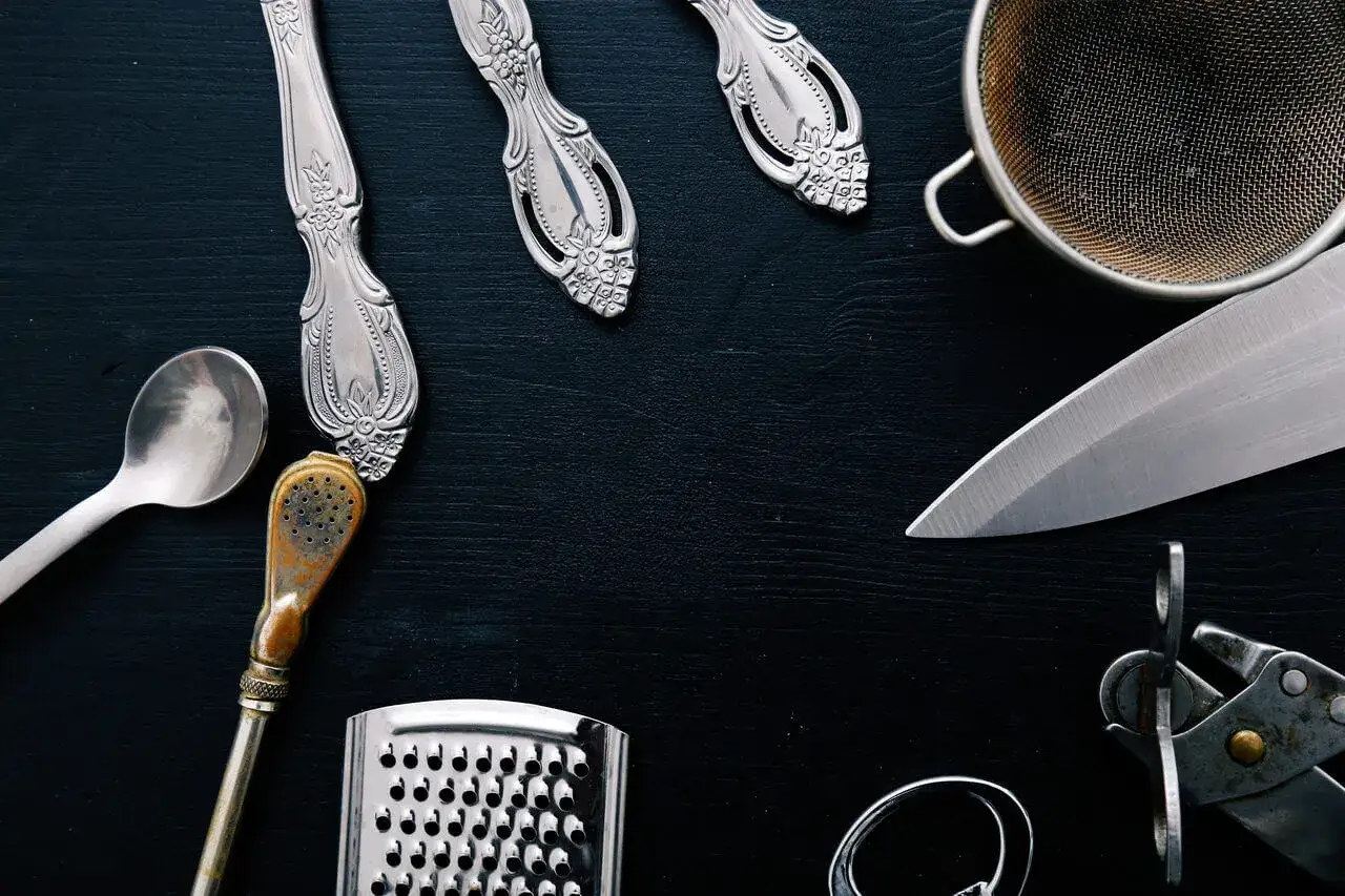 Chemiczne czyszczenie srebra: Skuteczne metody i jak ich używać