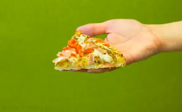 Ile waży kawałek pizzy? Waga, kalorie i świadome wybory!