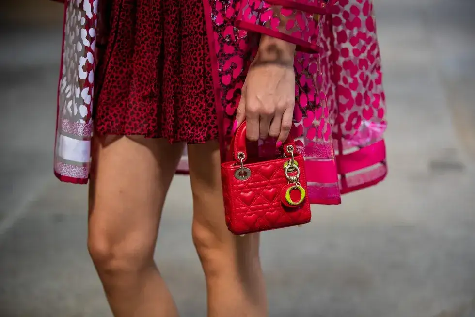 Jaki kolor paznokci do czerwonej sukni? Oto najlepsze propozycje!