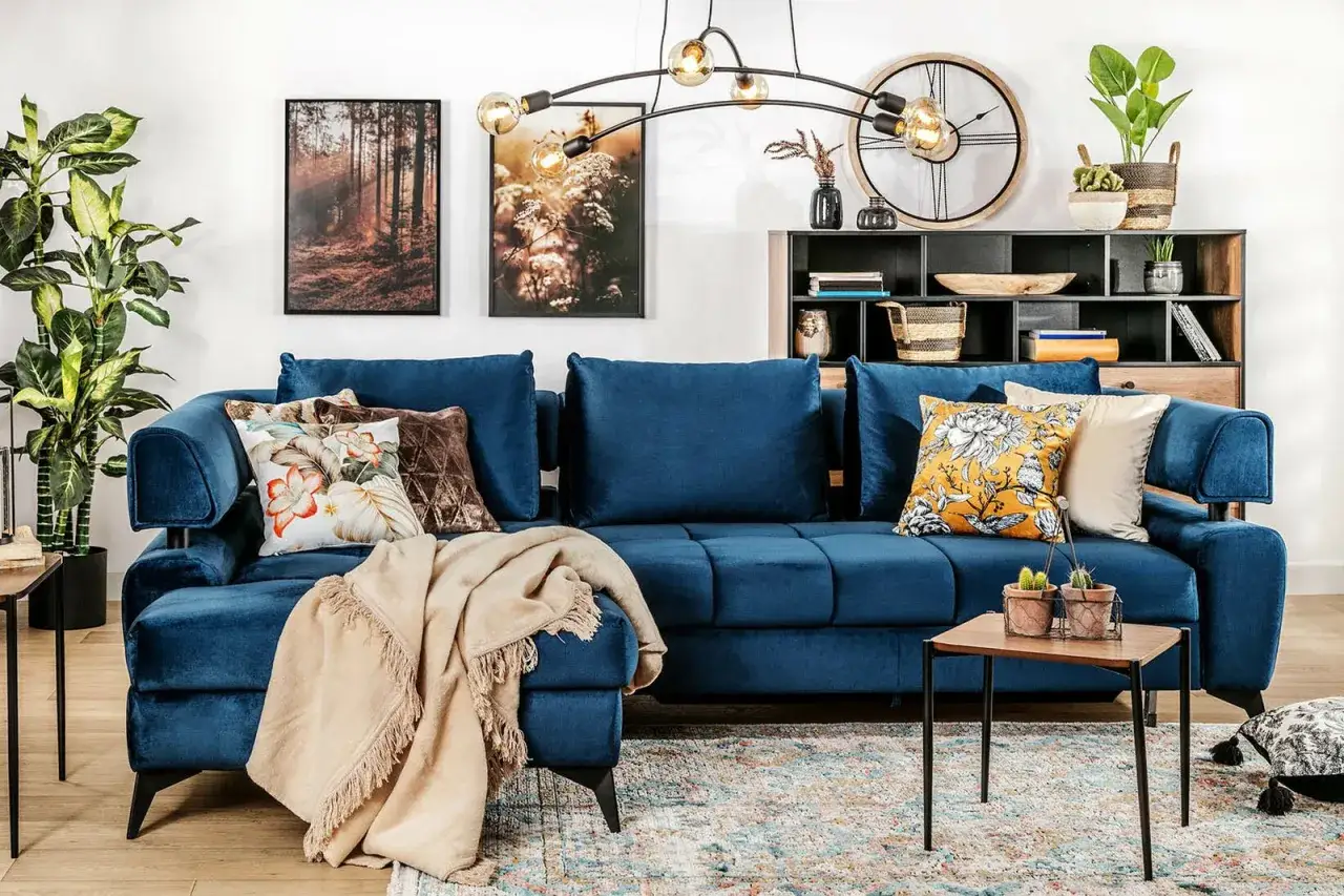 Idealne zasłony do granatowej kanapy? Kolory i style, które zachwycą