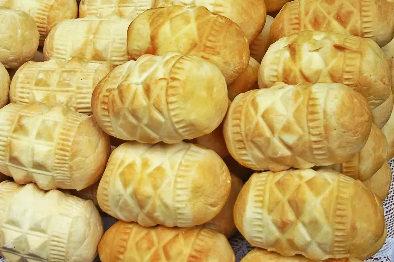 Góralskie oscypki, tradycyjne towary z bacówki, kuszą swoim wyglądem i smakiem.