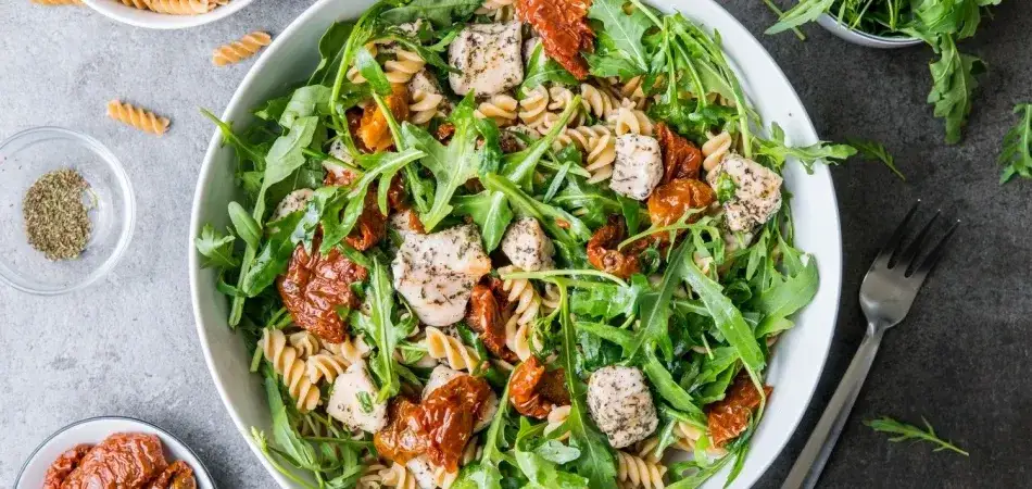 Jak zrobić sałatkę z makaronem, która zachwyci Twoich gości?