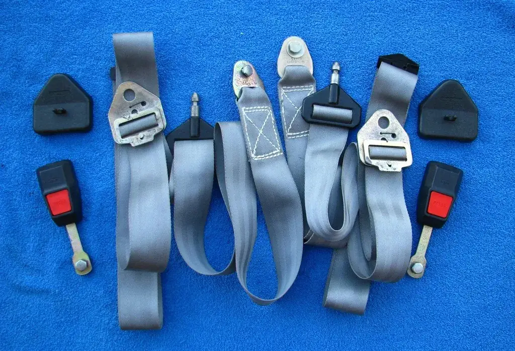 Pasy bezpieczeństwa Fiat 125p: jak wybrać, wymienić i dbać o nie?