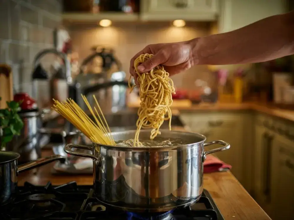 Kiedy wrzucić makaron do wody? Sekret idealnego "al dente"