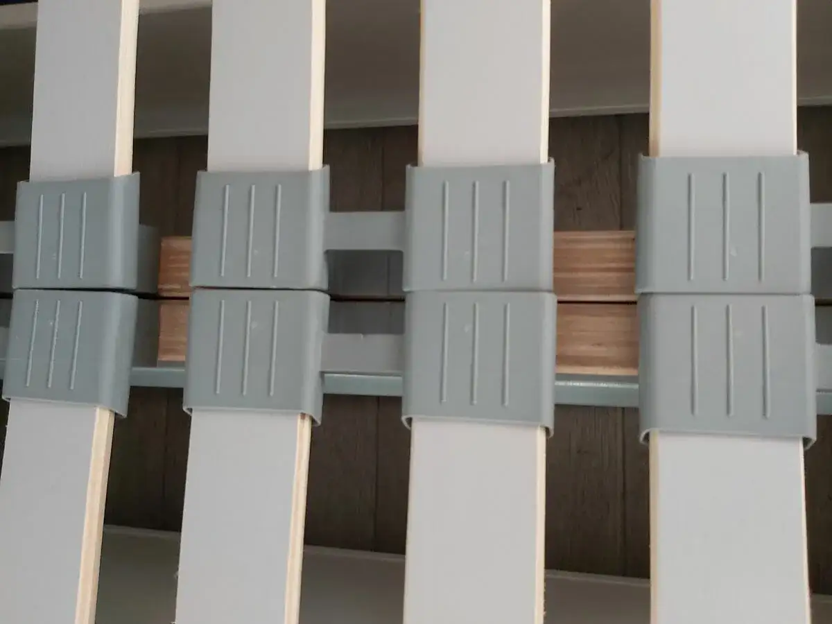 Skrzypiące łóżko drewniane? Odzyskaj ciszę i spokojny sen!