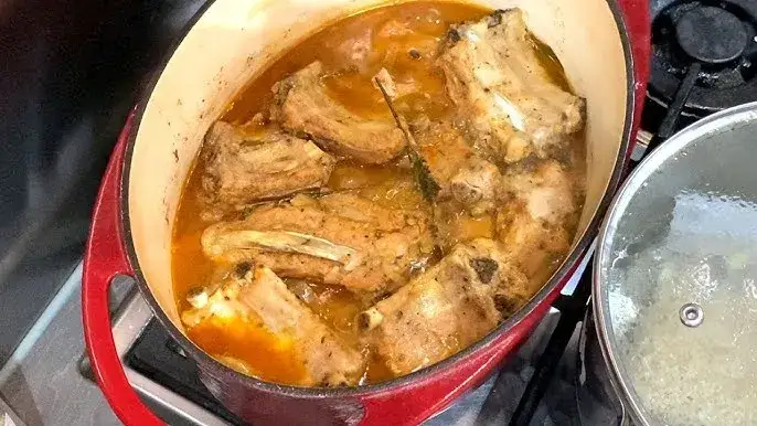 Jak przygotować żeberka na obiad? Miękkie i soczyste krok po kroku.