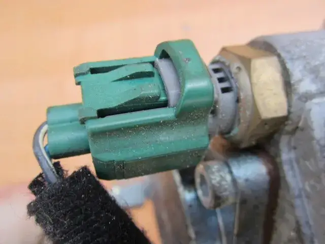 Gdzie jest czujnik temperatury silnika Opel Meriva i jak go znaleźć