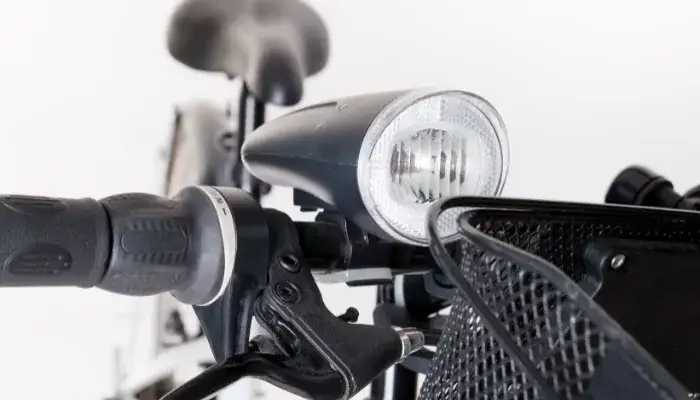 Jakie oświetlenie rowerowe wybrać, aby zapewnić sobie bezpieczeństwo?