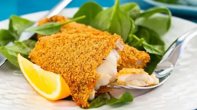 Sekrety chrupiącej ryby: Jak panierować, by panierka nie odpadła?