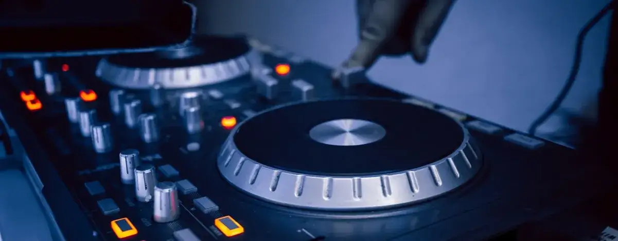 Twój pierwszy kontroler DJ: Jak uniknąć błędów i zacząć miksować?