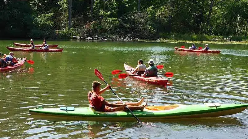 Kilkudniowy spływ Mazury: Trasy, noclegi, koszty planuj z ekspertem