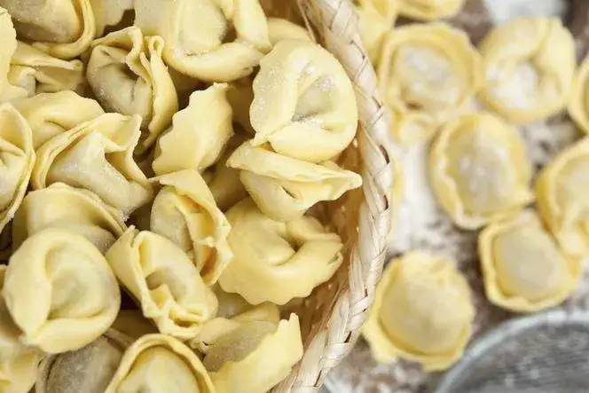 Co to jest tortellini? Poznaj sekrety tych włoskich pierożków