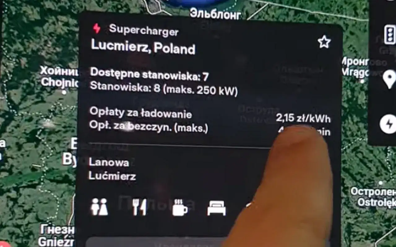 Ładowanie Tesli na Superchargerze w Łućmierzu, Polska, kosztuje 2,15 zł/kWh.