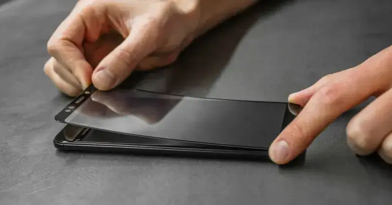 Jak zdjąć szkło hartowane z aparatu bez uszkodzenia urządzenia