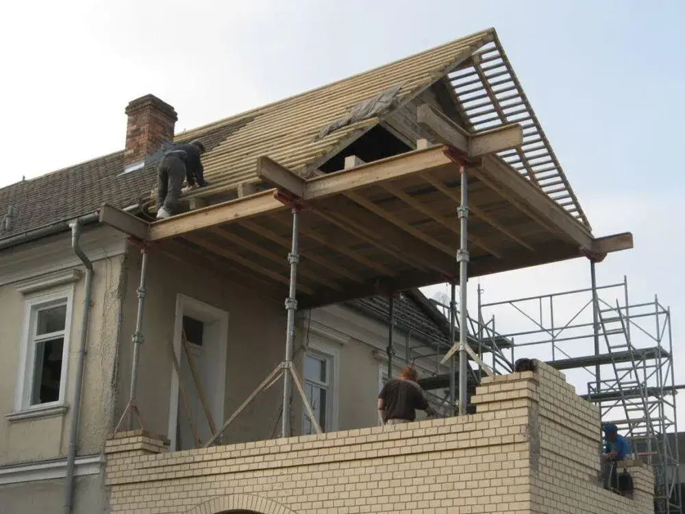 Podniesienie dachu w domu drewnianym: Wszystko, co musisz wiedzieć!