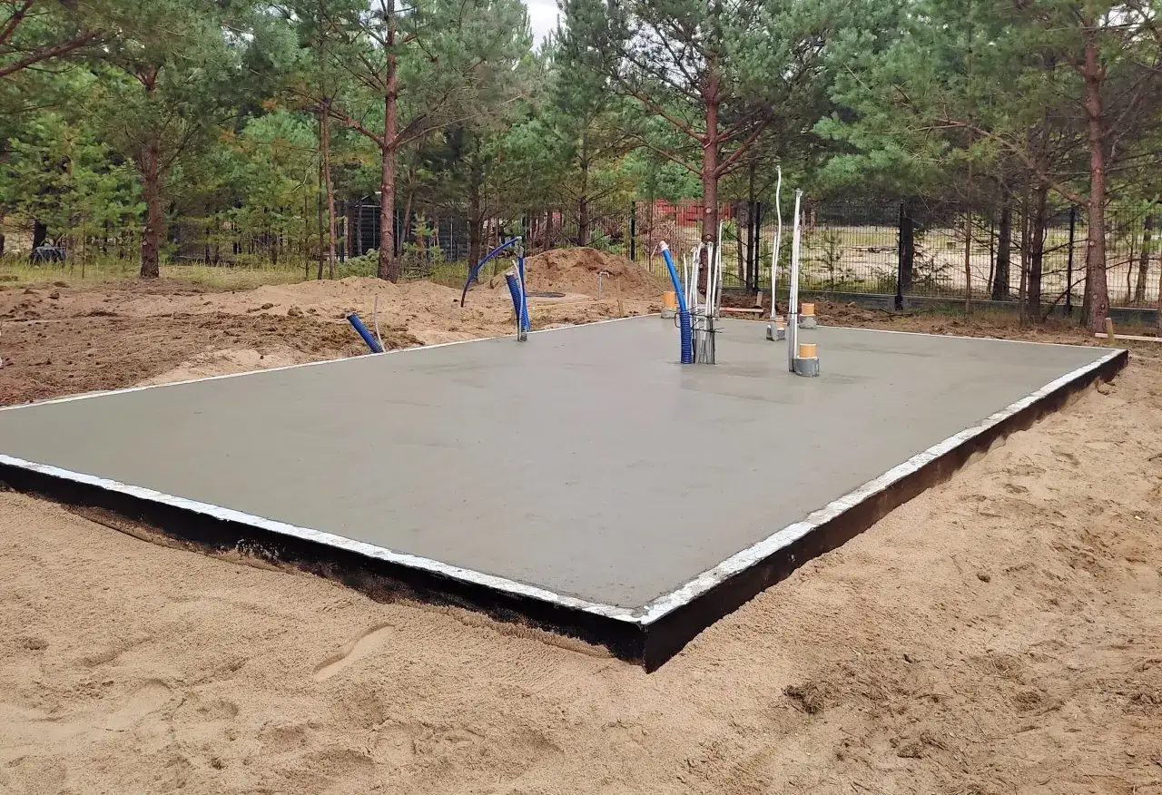 Fundamenty czy płyta – co wybrać, aby uniknąć zbędnych kosztów?