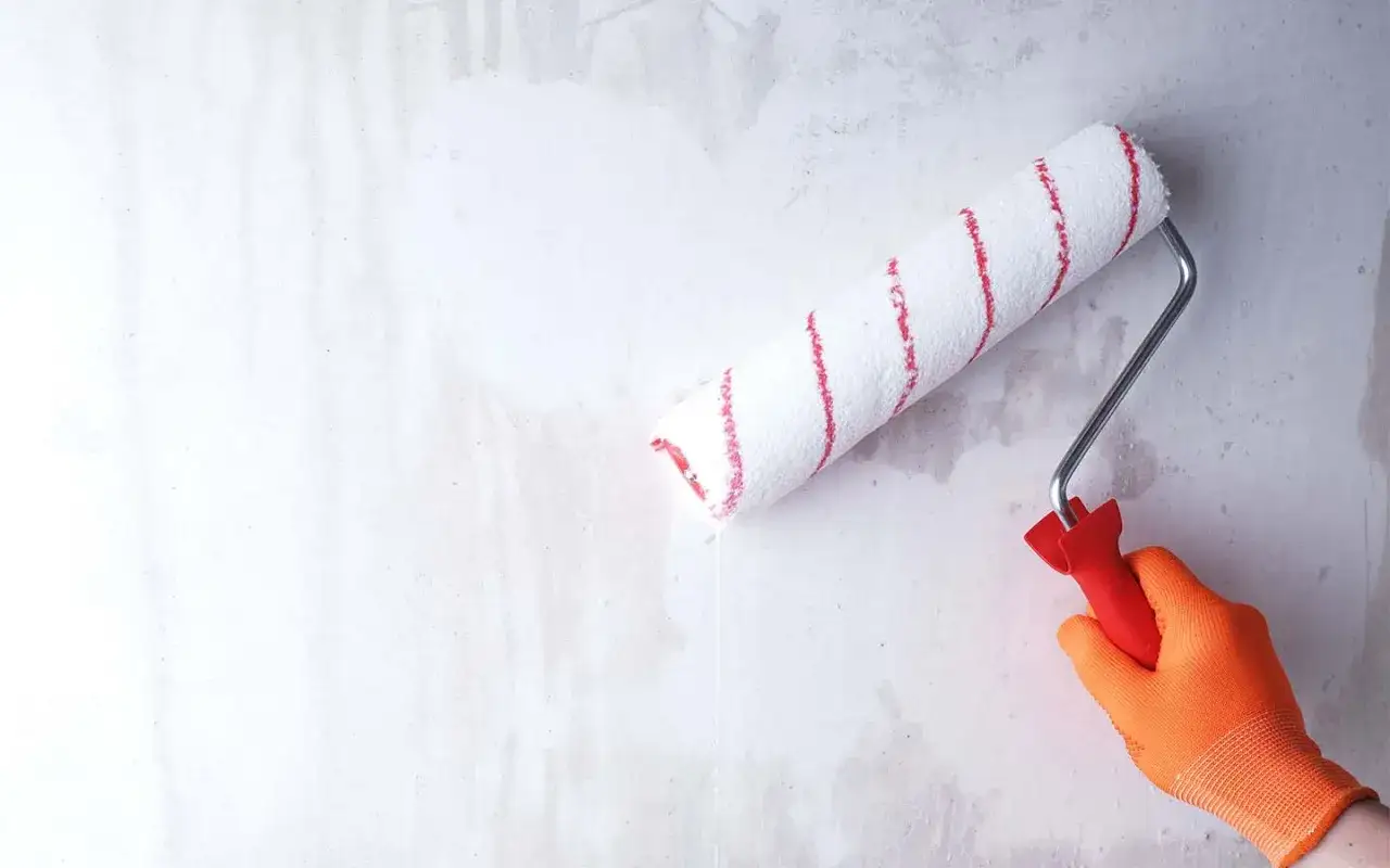 Gruntowanie ścian przed malowaniem: Kiedy jest konieczne, a kiedy nie?