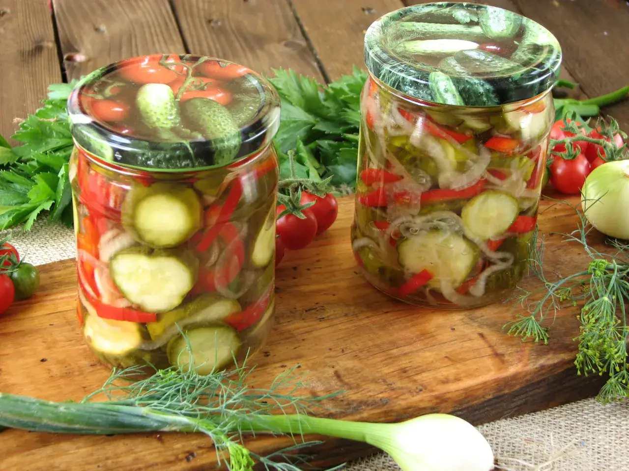 Jak zrobić sałatkę z ogórków i papryki, która zachwyci smakiem