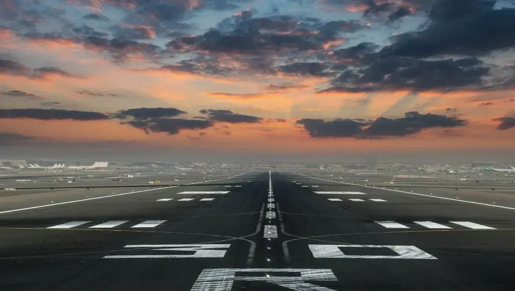 Ile km ma pas startowy na lotnisku Chopina w Warszawie? Zaskakujące fakty