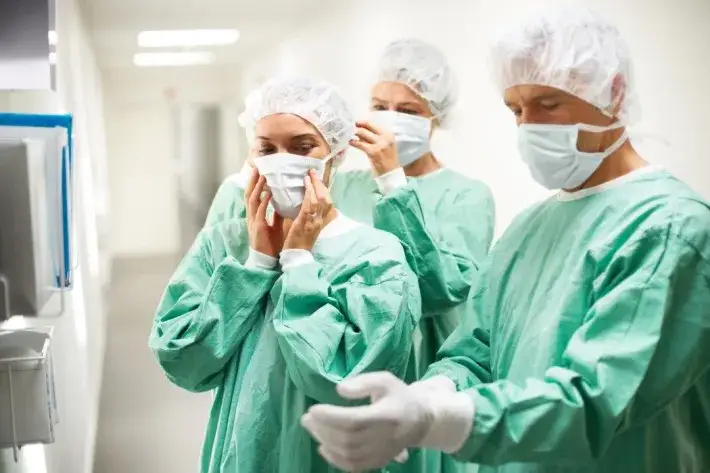 Zarobki chirurgów w USA: Ile realnie zostaje z 465 000 USD?