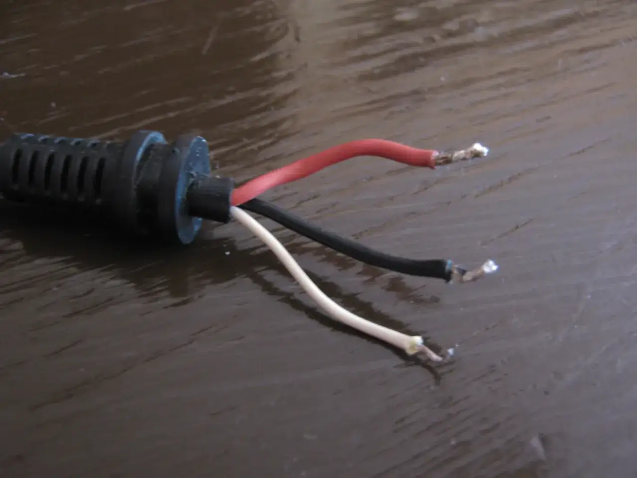 Który kabel to plus w zasilaczu? Sprawdź zanim podłączysz!