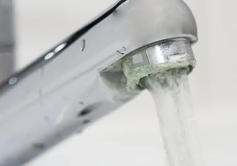 Jak skutecznie odkamienić sitko w kranie i uniknąć problemów z przepływem wody