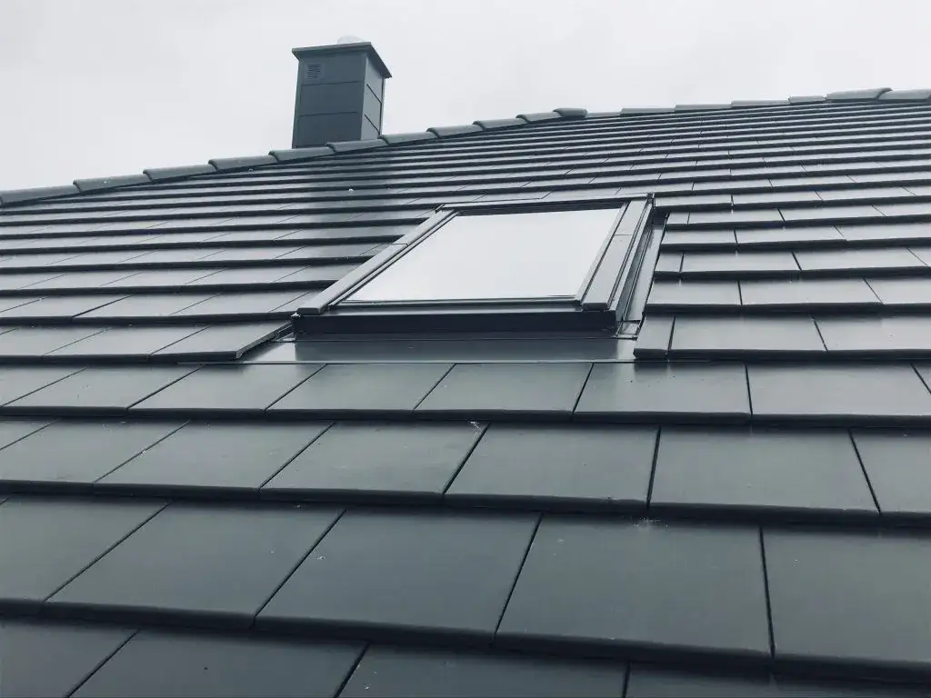 Jak ułożyć płytki wokół okna, by uniknąć najczęstszych błędów