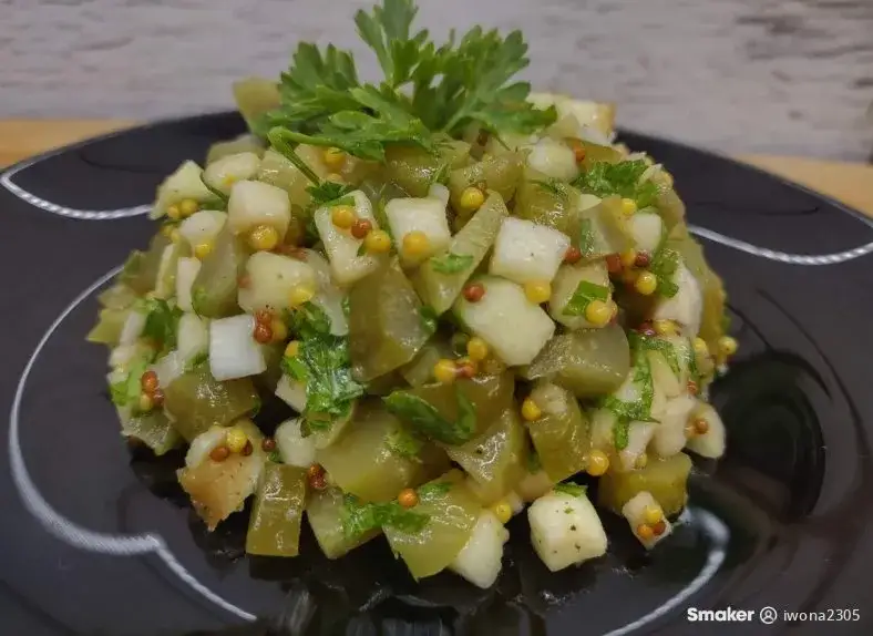 Chrupiąca surówka z kiszonych ogórków: przepis i sekrety smaku