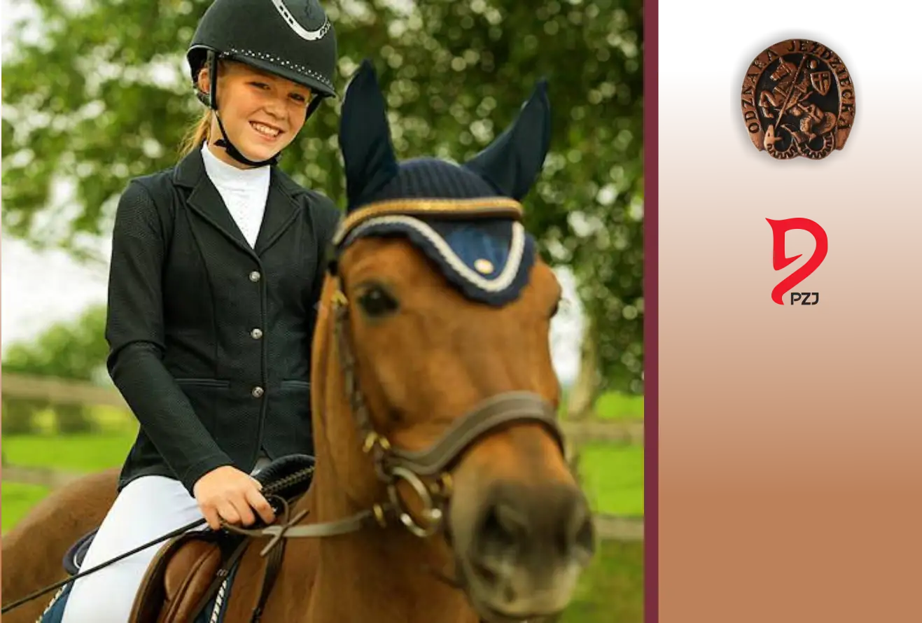 Uśmiechnięta młoda amazonka w stroju jeździeckim na koniu. Obok logo PZJ.