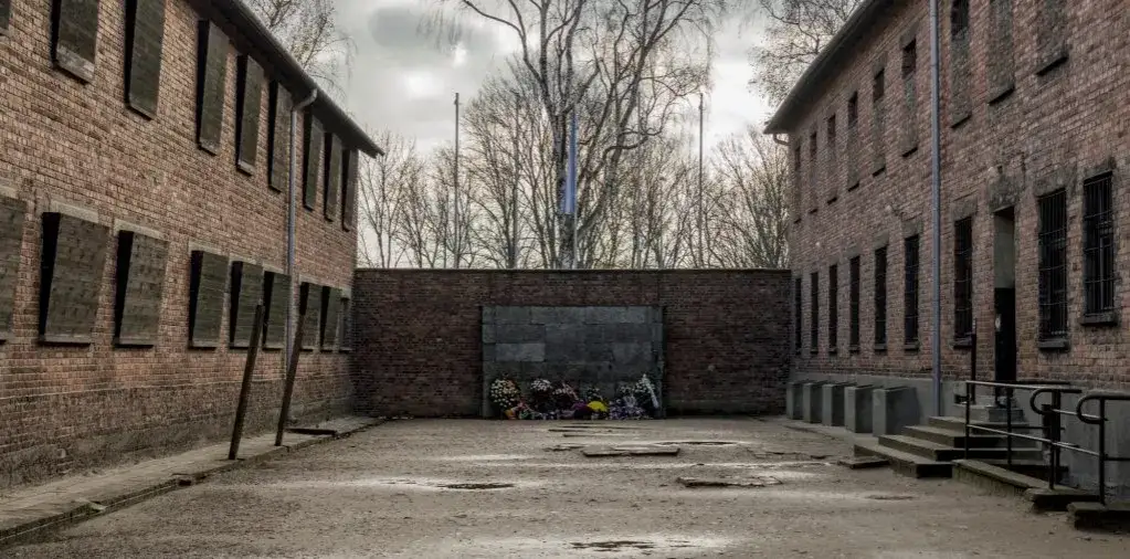 Ile czasu zajmuje zwiedzanie Auschwitz? Planuj swoją wizytę efektywnie