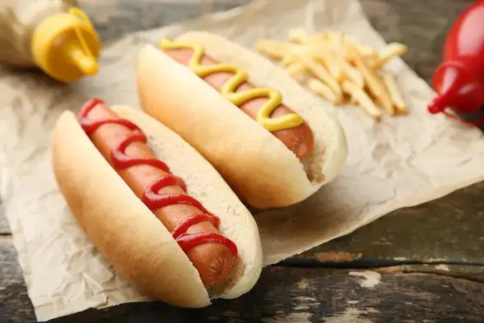 Ile kalorii ma hot dog z IKEA? Zaskakujące wartości kaloryczne!