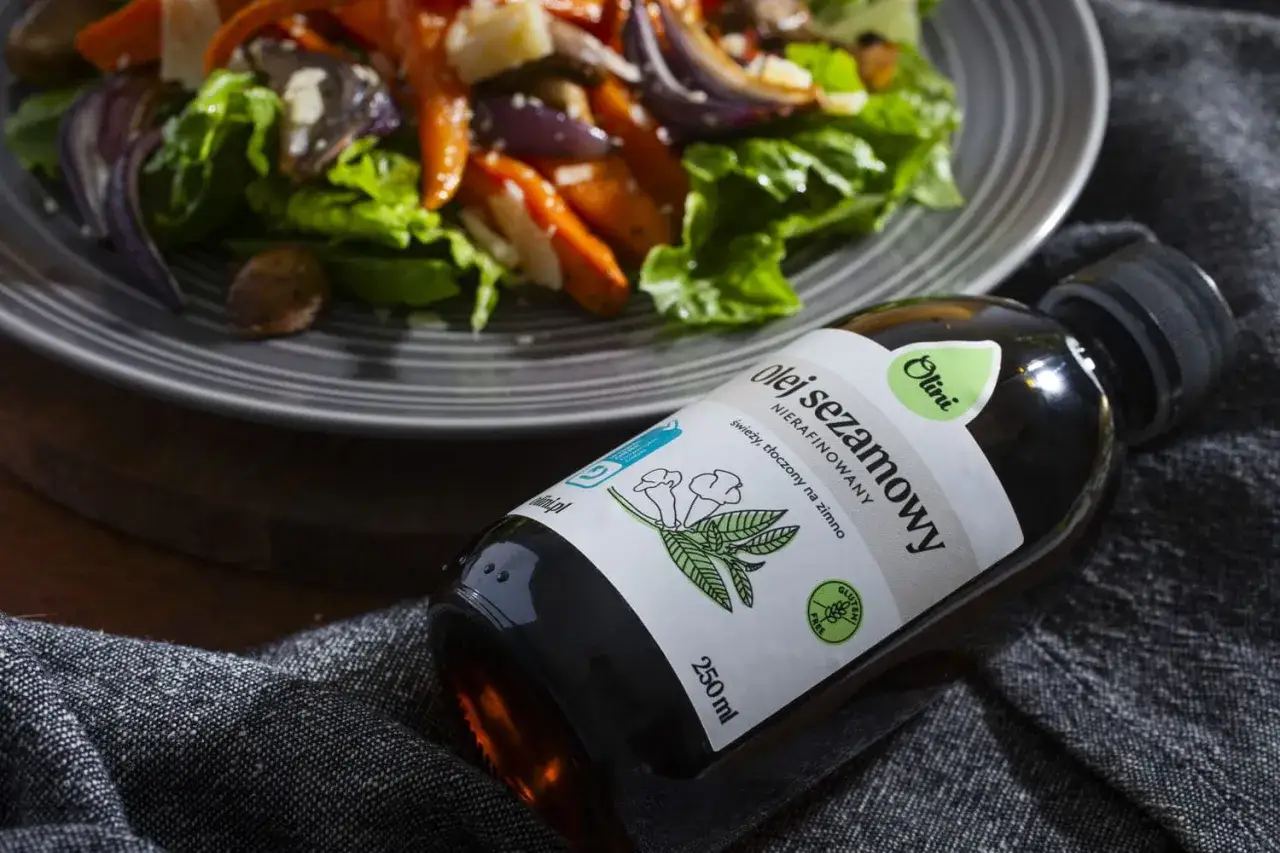 Olej sezamowy nierafinowany Otini świetnie podkreśli smak sałatki z pieczonych warzyw. Idealny do zimnych dań.