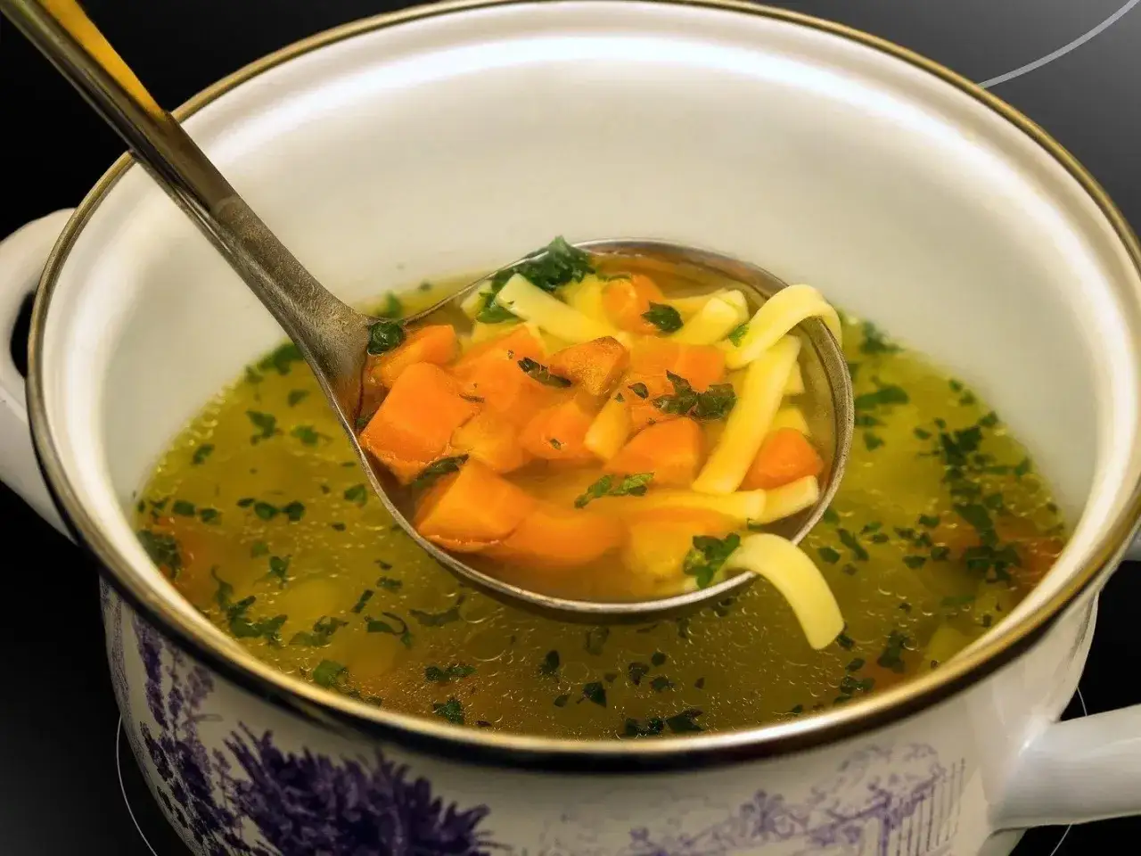 Jak przygotować idealny rosół z wołowiny i kurczaka w prosty sposób