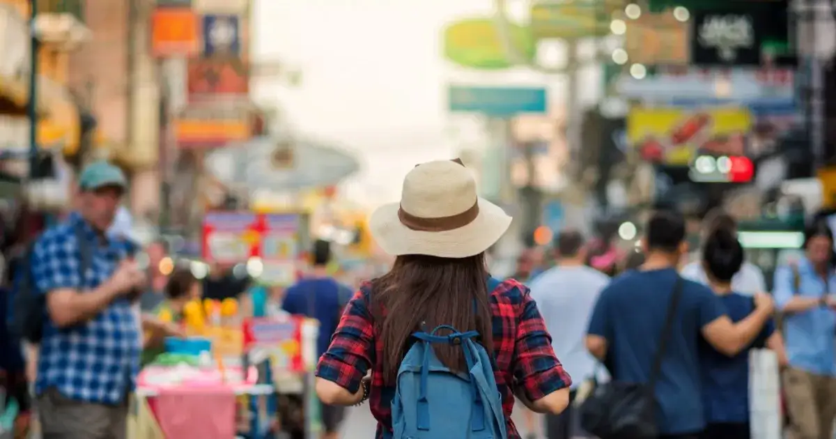 Ile zarabia rezydent biura podróży? Sprawdź realne stawki 2025