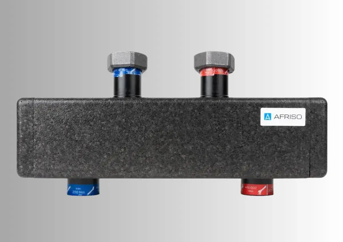 Izolowany rozdzielacz hydrauliczny z czterema przyłączami i logo AFRISO.