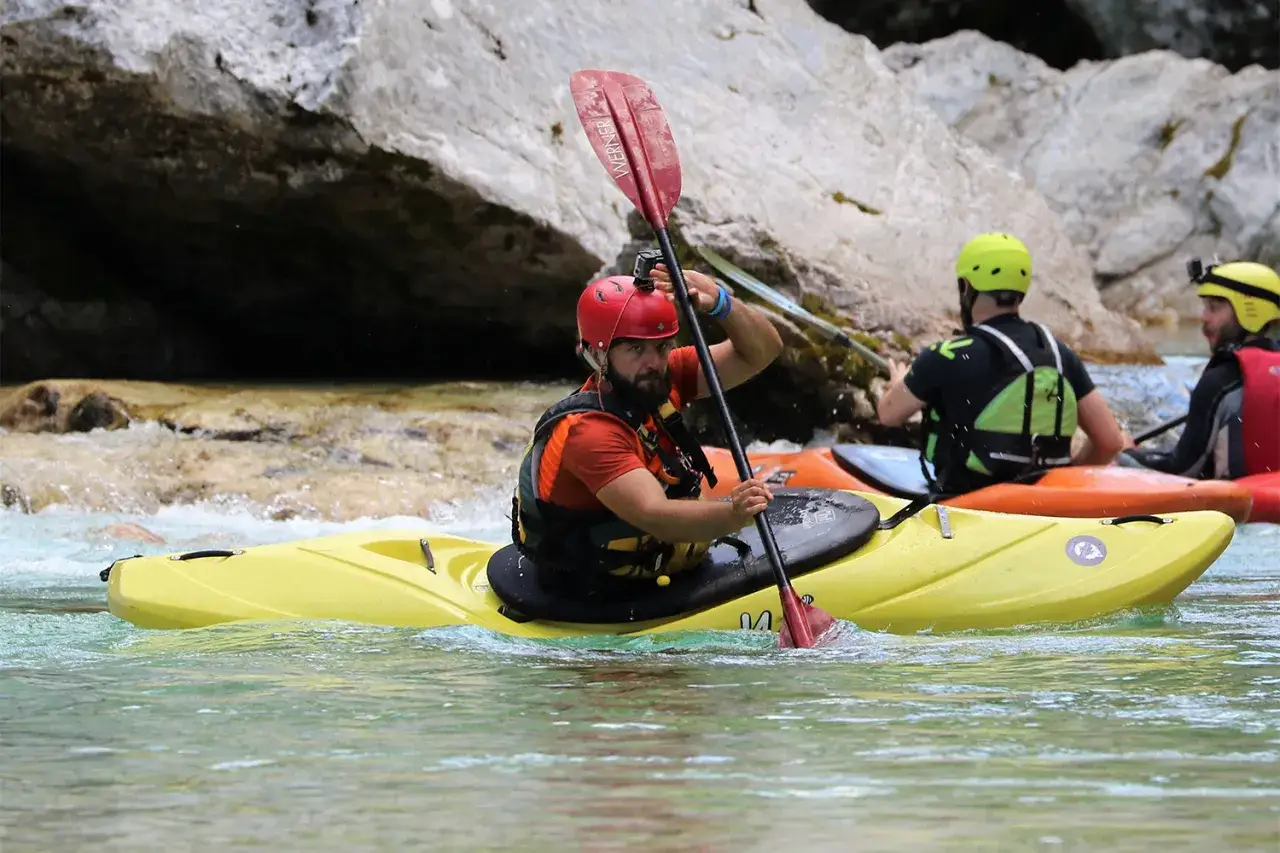 Kajakarstwo górskie: Zasady, techniki i bezpieczeństwo. Pływaj pewnie!