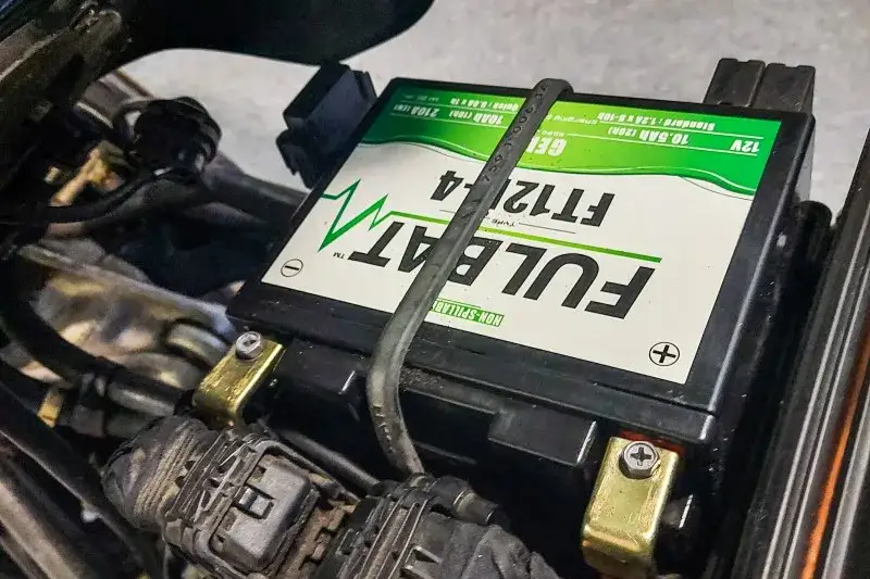 Jak wyjąć akumulator Honda Shadow 125 – krok po kroku bez problemów