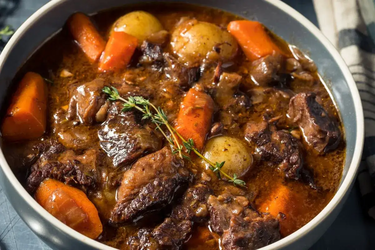 Co zrobić z gotowanej wołowiny? Pyszne przepisy, które zaskoczą!