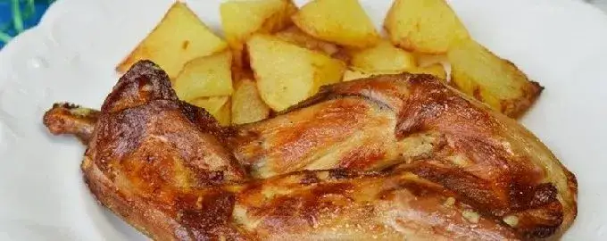 Ile piec królika w piekarniku, aby był soczysty i aromatyczny?